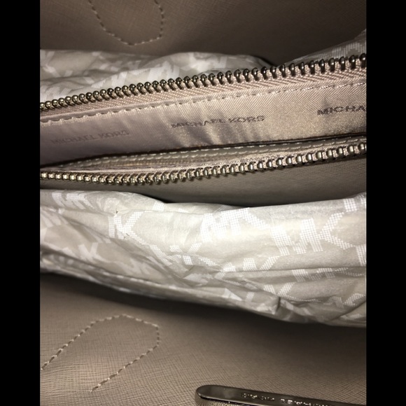 ⭐️HOST PICK⭐️ NWT 💯 Authent Michael Kors Large Convertible Mercer Tote - Picture 12 of 16